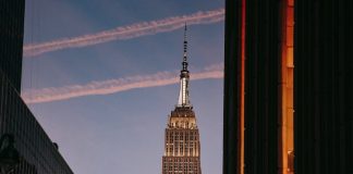 US Economy Shows Resilience with Mixed Signals in Growth